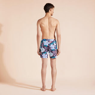 男士 Tropical Turtles 弹力平腰带游泳短裤 Midnight 背面穿戴视图