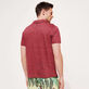 Polo en punto de lino de color liso para hombre Heather burgundy vista trasera desgastada