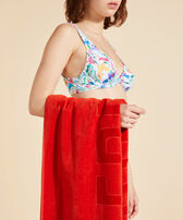 Solid Strandtuch aus Bio-Baumwolle Brick Frauen Vorderansicht getragen