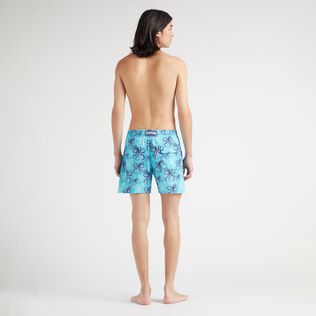 Kurze Poulpes Stretch-Badeshorts für Herren Bora bora Rückansicht getragen