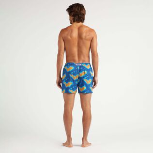 Kurze Bathymétrie des Oceans Saint Barthélemy Stretch-Badeshorts für Herren Palace Rückansicht getragen