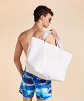 Große Unisex-Strandtasche aus Neopren Weiss Vorderseite getragene Ansicht