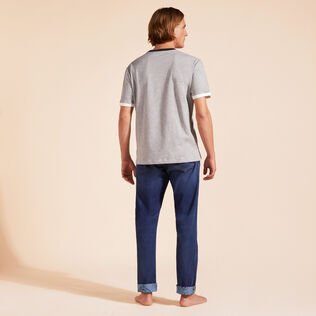 T-shirt uomo in cotone Yarn Dye Sail Grigio viola vista indossata posteriore