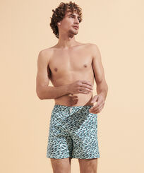 Pantaloncini mare uomo corti elasticizzati con cintura piatta Gulf Stream Thalassa vista frontale indossata