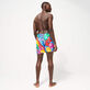Hombre Clásico Estampado - Bañador con estampado Faces In Places para hombre - Vilebrequin x Kenny Scharf, Multicolores vista trasera desgastada