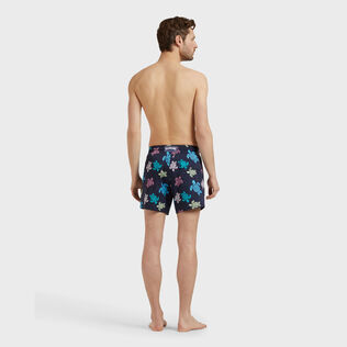 Bañador elástico con estampado Tortues Multicolores para hombre Azul marino vista trasera desgastada