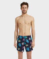Bañador elástico con estampado Tortues Multicolores para hombre Azul marino vista frontal desgastada