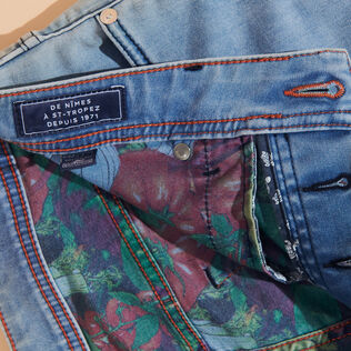 Marché Provencal Baumwoll-Jeanshose im Fünf-Taschen-Design für Herren Light denim w3 Rückansicht getragen