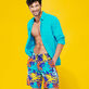 Camicia uomo in lino tinta unita Blu curacao vista frontale indossata