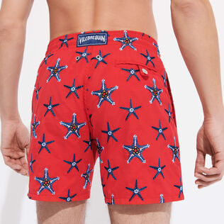 Starfish Dance Badeshorts mit Stickerei für Herren – Limitierte Serie Mohnrot Rückansicht getragen