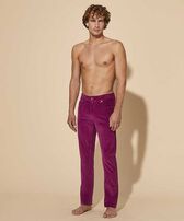 Pantaloni uomo a 5 tasche in velluto a coste 1500 righe Porpora vista frontale indossata