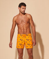 男士 Vatel 刺绣游泳短裤 - 限量版 Carrot 正面穿戴视图