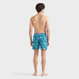 Oursins Badeshorts mit Stickerei für Herren Peacock Rückansicht getragen