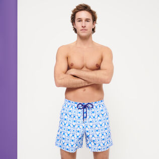 Bañador con estampado Ikat Medusa para hombre Blanco vista frontal desgastada