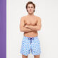 Ikat Medusa Badeshorts für Herren Weiss Vorderseite getragene Ansicht