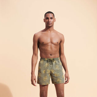 男士 VBQ Turtles 刺绣游泳短裤 - 限量版 Olivier 正面穿戴视图
