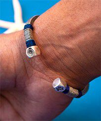 Versilbertes Jonc Armband für Herren – Vilebrequin x Gas Bijoux Marineblau Vorderseite getragene Ansicht
