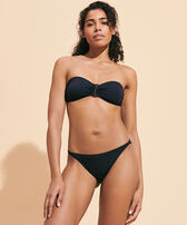 Top de bikini de corte bandeau y color liso para mujer Negro vista frontal desgastada