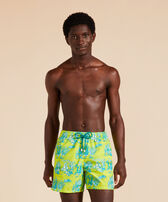 Deep Sea Toile de Jouy 男士游泳短裤 Neon yellow 正面穿戴视图