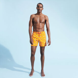 男士 Micro Ronde Des Tortues Rainbow 刺绣游泳短裤 - 限量版 Carrot 正面穿戴视图