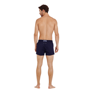 男士纯色修身弹力游泳短裤 Navy 背面穿戴视图