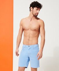 Bermudashorts aus Cord im 5-Taschen-Design für Herren Pastelblau Vorderseite getragene Ansicht