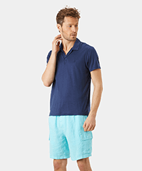 Polo Tencel™ de color liso para hombre Azul marino vista frontal desgastada
