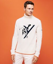 Dolcevita uomo in lana jacquard Off white vista frontale indossata