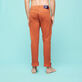 Pantalón de 5 bolsillos con estampado Micro Dot para hombre Rust vista trasera desgastada