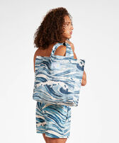 Wave Unisex-Strandtasche aus Baumwolle – Vilebrequin x Maison Kitsuné Blau Vorderseite getragene Ansicht