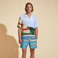 Camicia bowling uomo in lino 360 Landscape - Vilebrequin x Highsnobiety Chambray vista frontale indossata