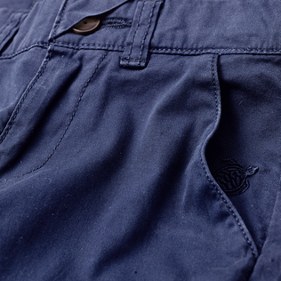 Pantalones chinos de color liso para niño Azul marino detalles vista 1