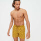 Costume da bagno uomo con ricamo Micro Ronde Des Tortues - Edizione limitata Corteccia vista frontale indossata