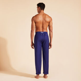 Super 120 Wollhose für Herren Midnight Rückansicht getragen