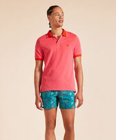 Polo de algodón de color liso cambiante para hombre Amapola vista frontal desgastada