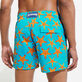 Starfish Dance Stretch-Badeshorts für Herren Curacao Rückansicht getragen