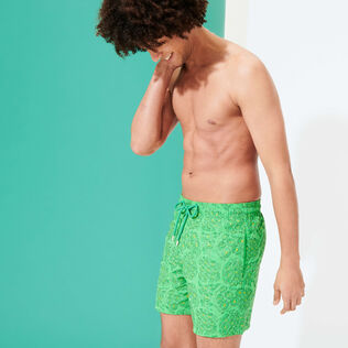 男士 2015 Inkshell 刺绣泳裤 - 限量版 Grass green 正面穿戴视图
