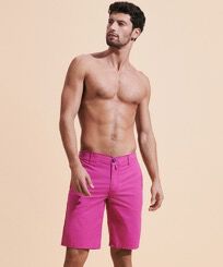 Solid Tencel-Bermudashorts für Herren Purpurrot Vorderseite getragene Ansicht
