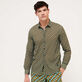 Autros Estampado - Camisa de verano unisex en gasa de algodón con estampado Smoked Fish, Zafiro vista frontal desgastada Autros Estampado - Camisa de verano unisex en gasa de algodón con estampado Smoked Fish, Zafiro vista frontal desgastada