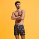 Bañador elástico con cintura plana y estampado Provencal Turtles para hombre Azul marino vista frontal desgastada