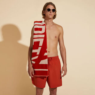 Telo mare in cotone biologico- Vilebrequin x Highsnobiety Rooibos vista frontale indossata