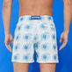 Hypno Shell Badeshorts mit Stickerei für Herren – Limitierte Serie Glacier Rückansicht getragen