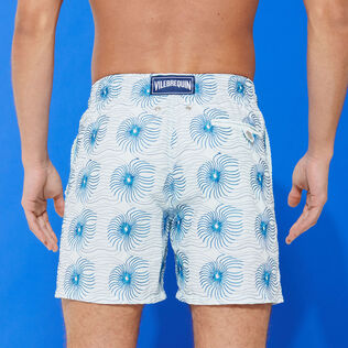 Hypno Shell Badeshorts mit Stickerei für Herren – Limitierte Serie Glacier Rückansicht getragen