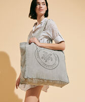 Borsa tote unisex in lino Mineral Dye Turtle Eucalyptus donne vista indossata frontale