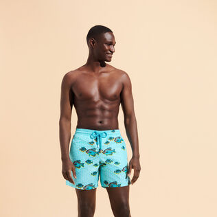 男款 Classic 印制 - Men Swimwear Graphic Fish - Vilebrequin x La Samanna, Lazulii blue 正面穿戴视图