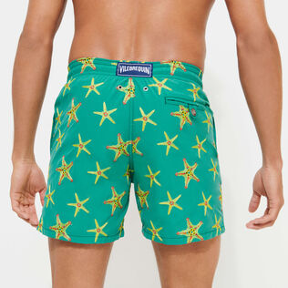 Starfish Dance Badeshorts mit Stickerei für Herren – Limitierte Serie Linde Rückansicht getragen