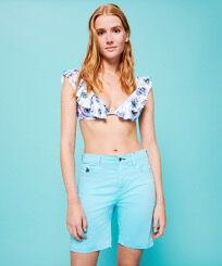 Stretch-Bermudashorts aus Baumwollsatin im 5-Taschen-Design für Damen Lagune Vorderseite getragene Ansicht