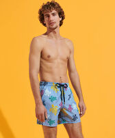 Ronde Des Tortues Multicolores Badeshorts für Herren Divine Vorderseite getragene Ansicht