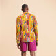 Camicia unisex leggera in voile di cotone Sunny Streets Sole vista indossata posteriore