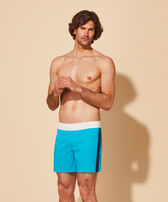 Color Block Stretch-Badeshorts mit flachem Bund für Herren Curacao Vorderseite getragene Ansicht